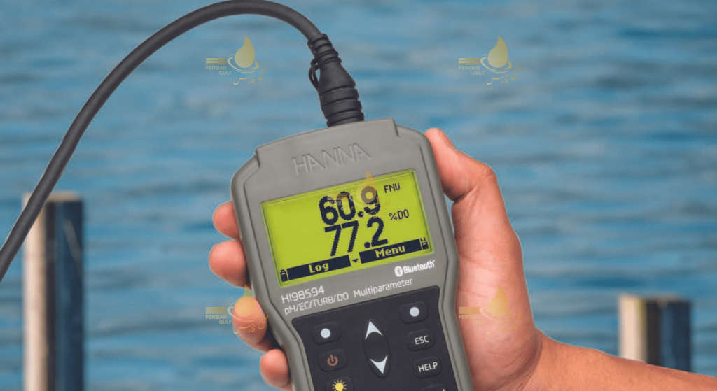 PH متر دستی 2 Handheld pH meter measuring water sample