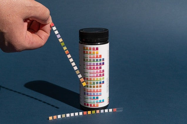 چگونه کیفیت آب آشامیدنی را بسنجیم؟ 3 آزمایش تخصصی